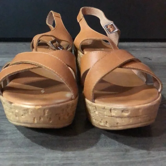 Clanto Italian Sandals - Picture 11 of 15